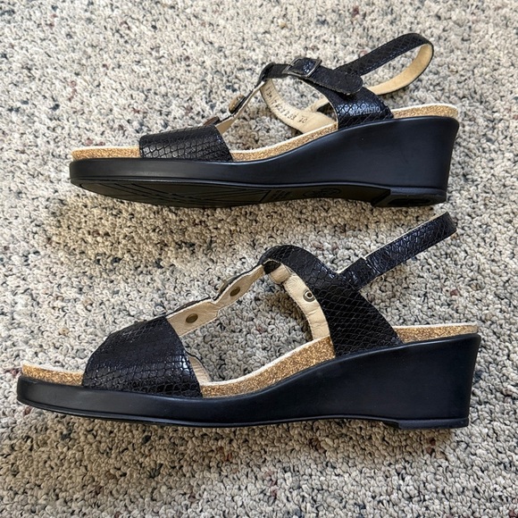 Mephisto Black Leather Snakeskin Textured T-Strap Wedge Sandals w Decor Beads 40 - Picture 3 of 7
